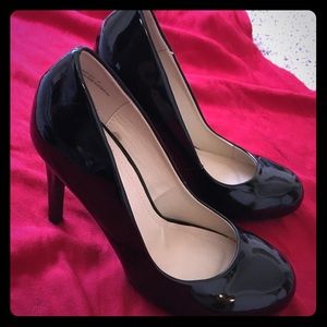 Black patent leather pumps